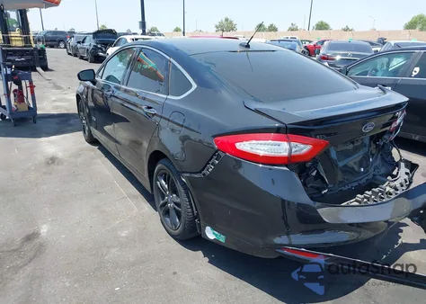 2015 Ford Fusion Energi Titanium z USA, uszkodzony, nr VIN 3FA6P0SU2FR284235